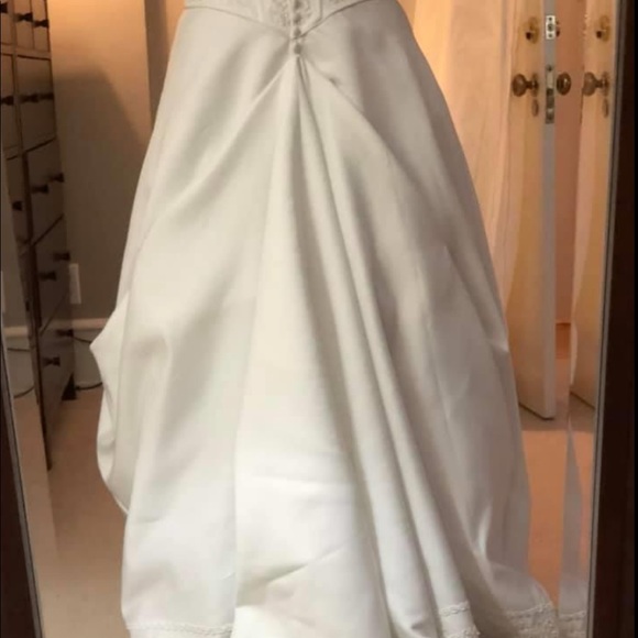 Wedding gown - Picture 5 of 11